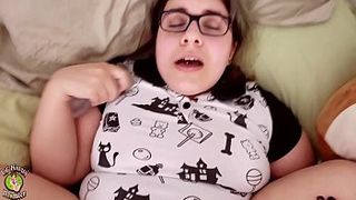 Толстуха в очках дрочит хуй и трахается со сводным братом