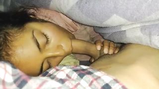 Симпатичная тёлка сосёт парню член лёжа под одеялом